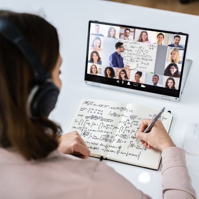Femme qui assiste à une réunion virtuelle en télétravail